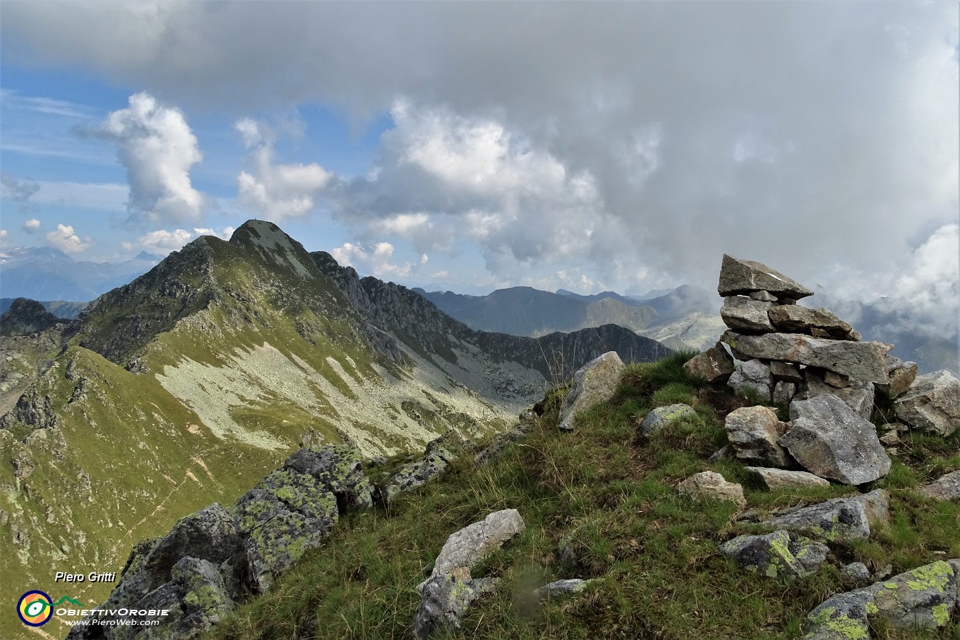 50 All'omino di vetta del Monte Valegino (2415 m) con vista in Cima Cadelle (2483 m).JPG